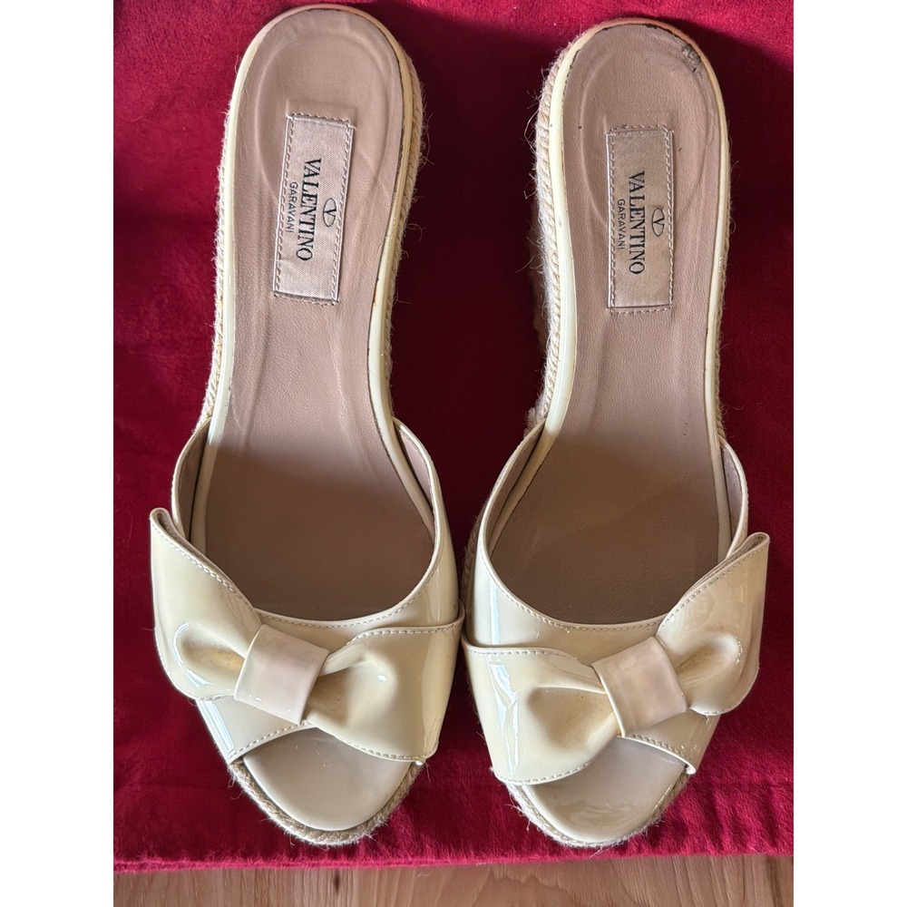 Valentino Garavani Cream Patent Leather Bow Espadrille Wedge Sandals 38 Designer